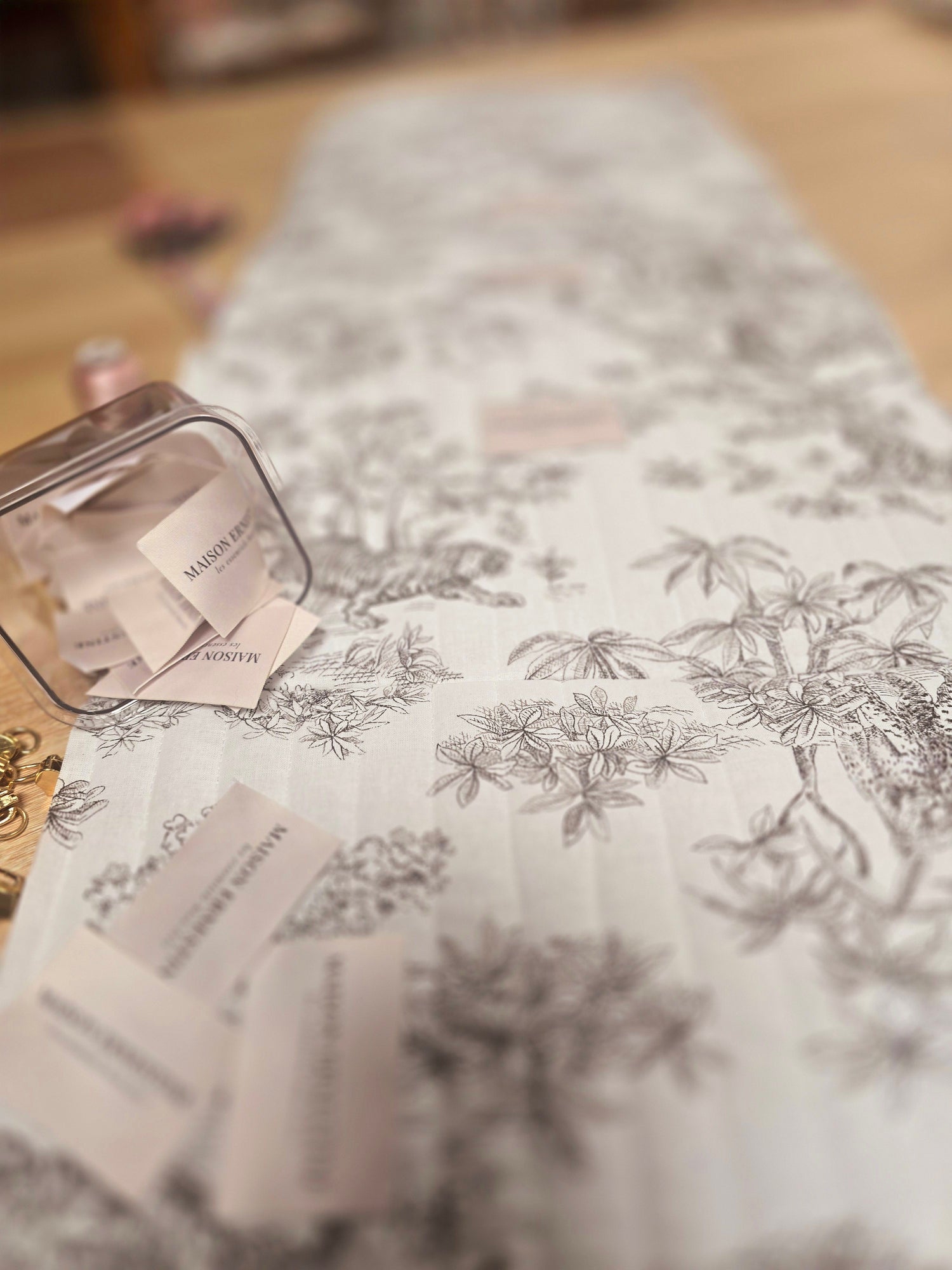 Finitions couture et contrôle qualité en atelier artisanal en Haute-Corse