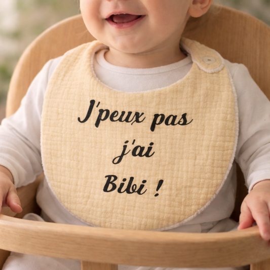 Bavoir bébé absorbant porté pendant le repas