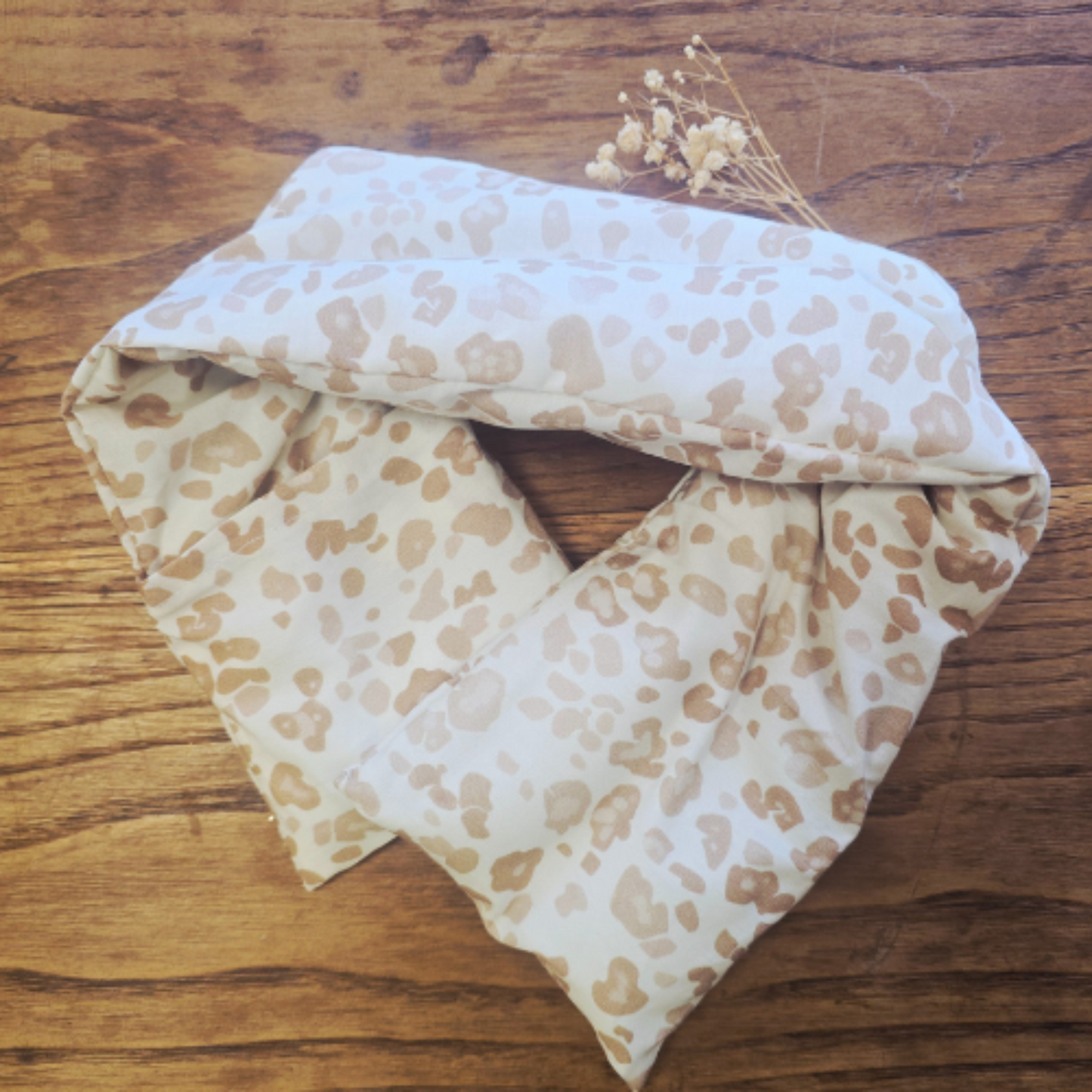 bouillotte cervicale aux graines de lin fond en bois fauve poudré