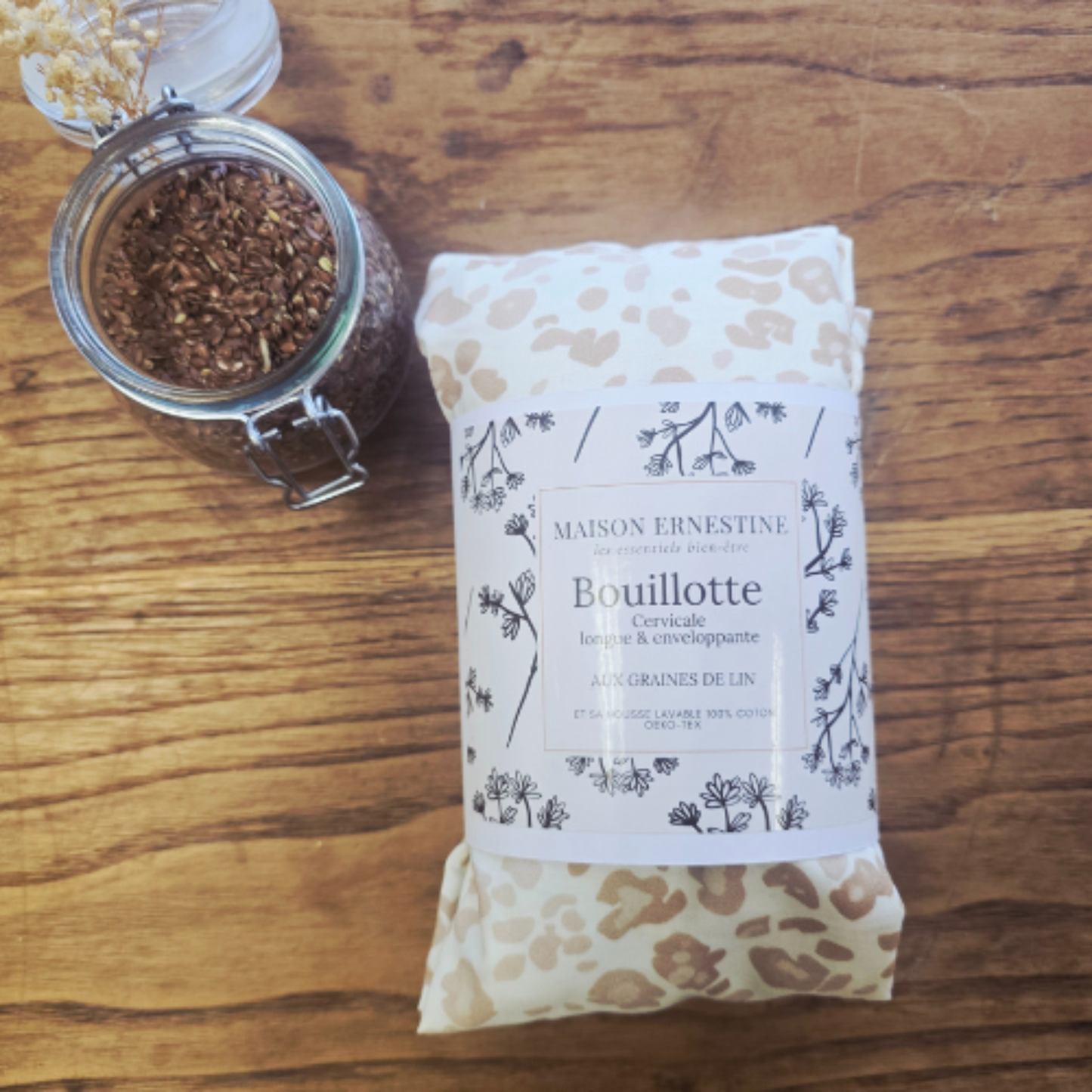 bouillote cervicale aux graines de lin avec son packaging et pot de graines de lin