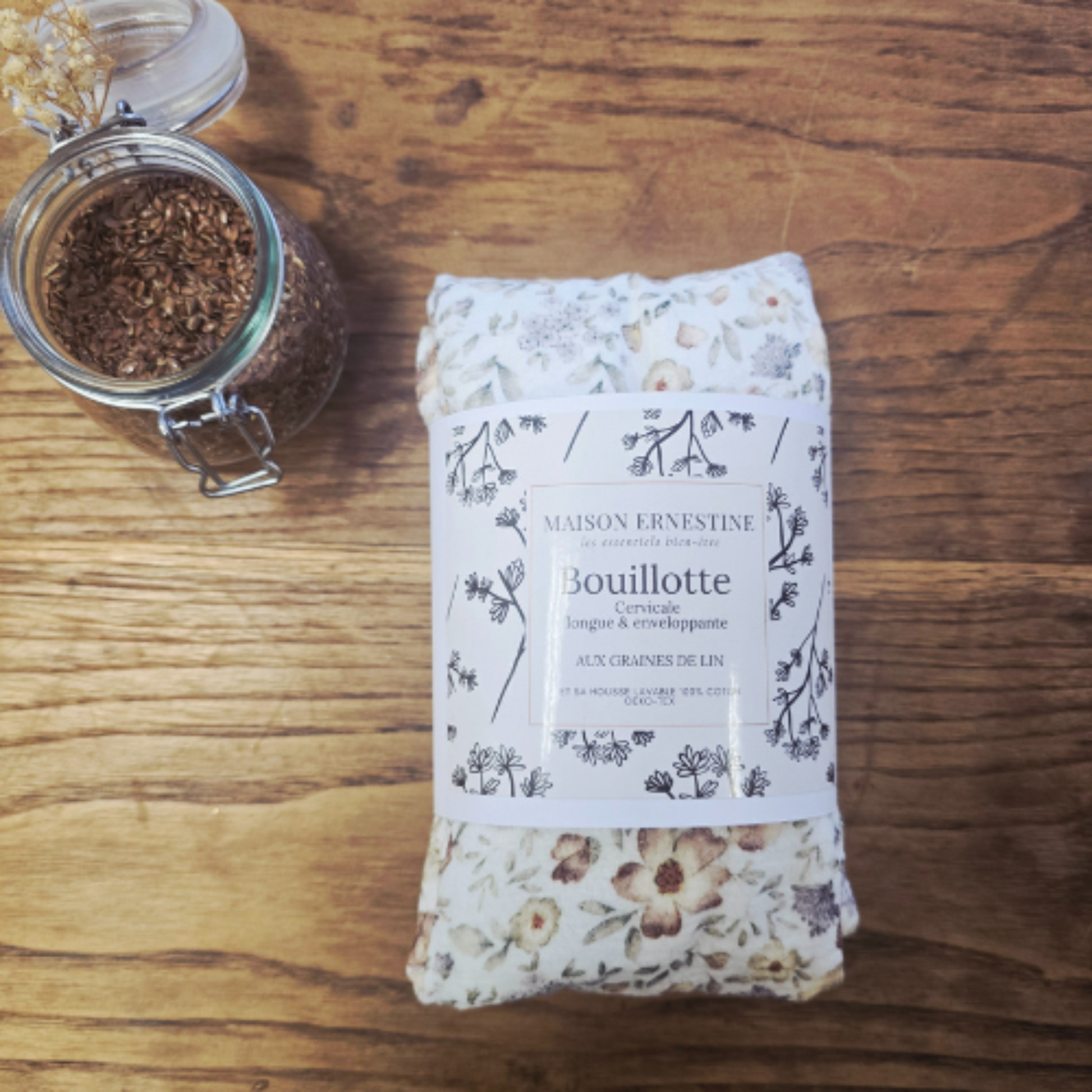 bouillote cervicale aux graines de lin en double gaze imprimée fleuri avec on packaging et pot de graines de lin