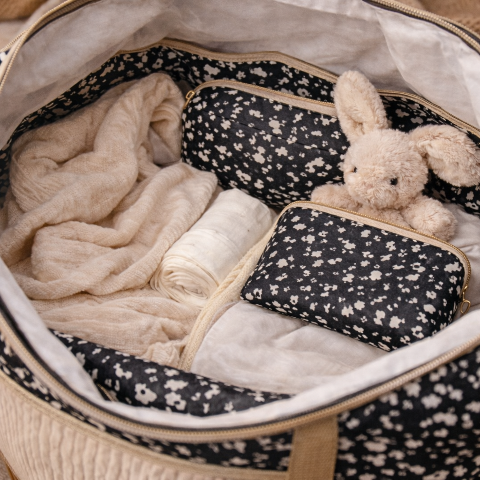 Intérieur du sac à langer avec compartiments de rangement