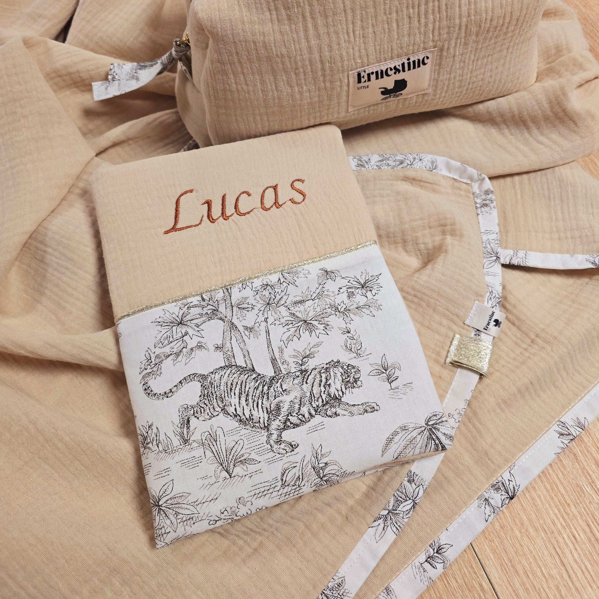 Protège carnet de santé bébé personnalisé avec broderie prénom