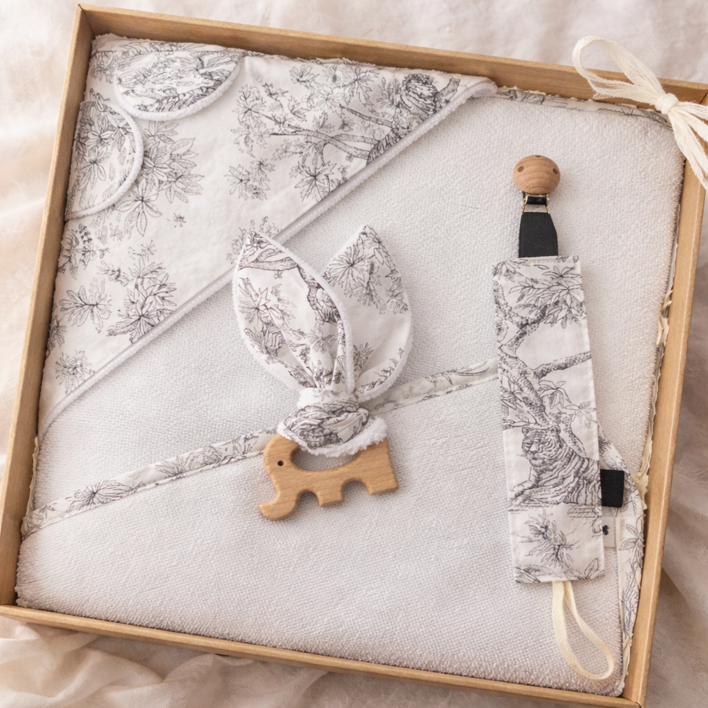 Coffret naissance personnalisé – Cadeau bébé prêt à offrir ( cape de bain + accessoires)
