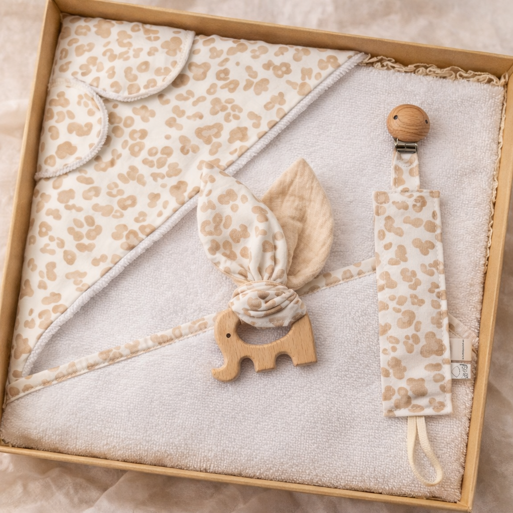 Coffret naissance personnalisé – Cadeau bébé prêt à offrir ( cape de bain + accessoires)
