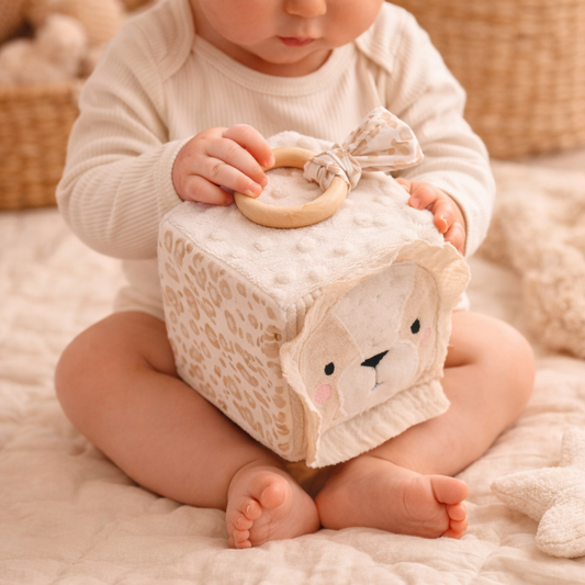 Cube d’éveil lion avec grelot  Jouet sensoriel artisanal