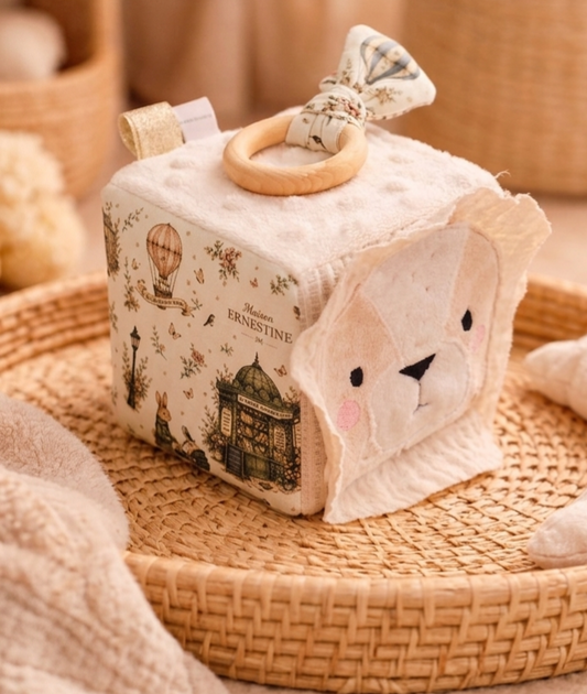Cube d’éveil lion avec grelot collection signature kiosque aux merveilles Jouet sensoriel artisanal
