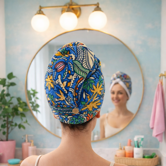 femme dans une salle de bain avec un turban serviette cheveux en coton devant un miroir